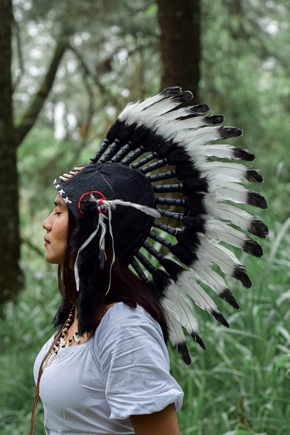 Tocado indio largo de plumas para hombre