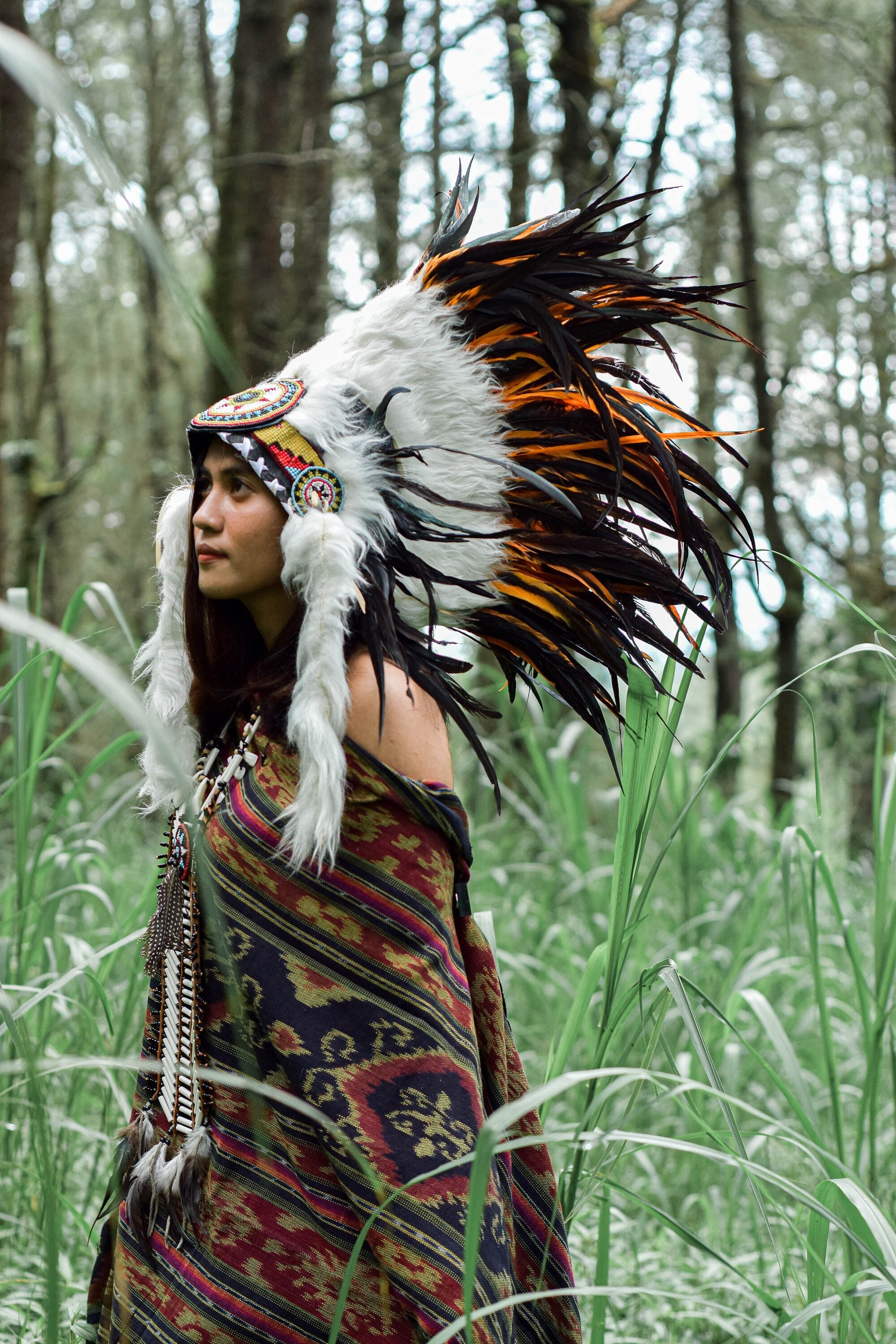 Mohawk nativo rojo, tocado de plumas de traje indio, plumas rojas
