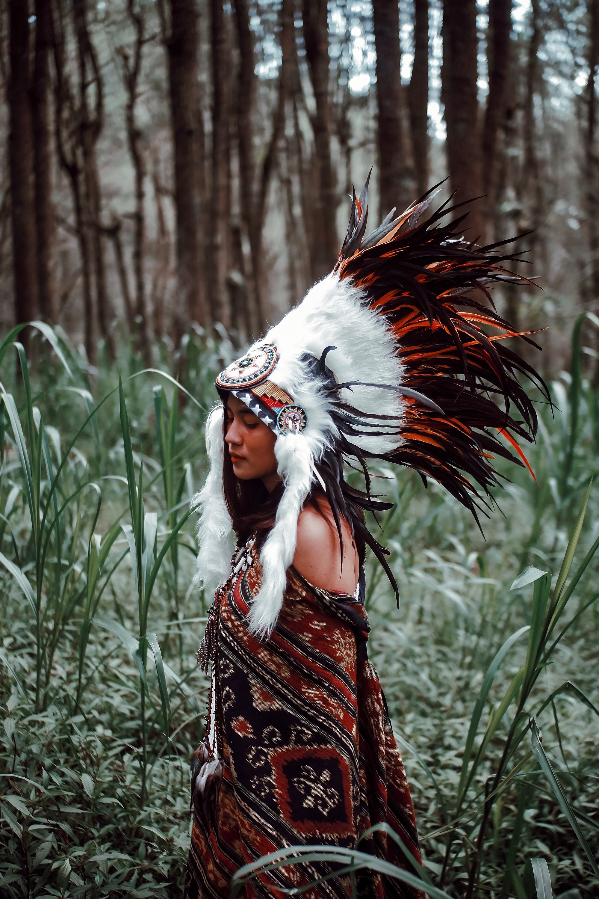Mohawk nativo rojo, tocado de plumas de traje indio, plumas rojas. Diadema,  sombrero, traje de plumas, tocado inspirado -  México