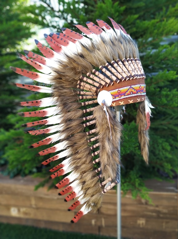 インディアンヘッドドレス - 赤、白、茶色の羽根とビーズのヘッド