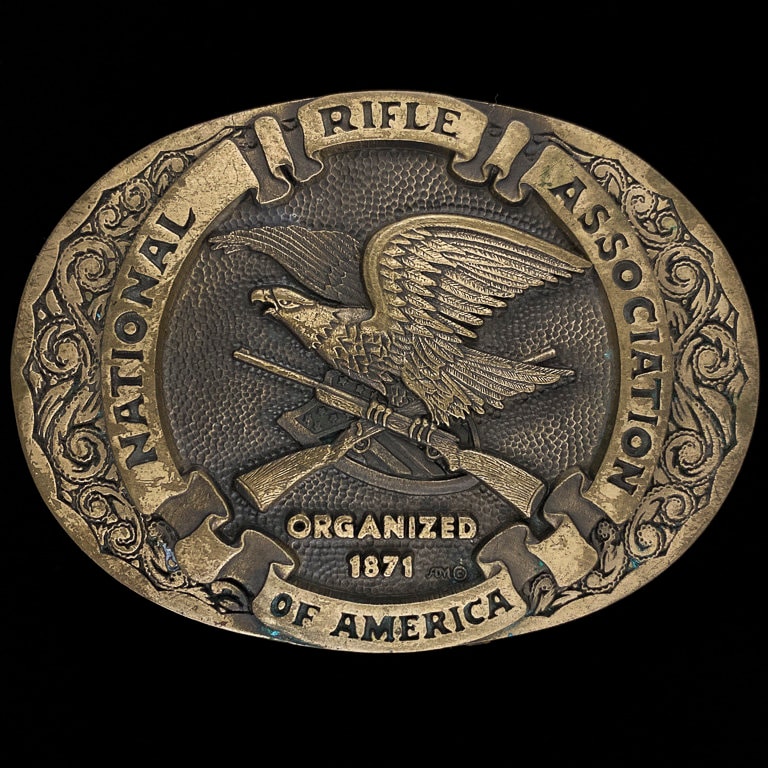 Placa con signo de la Asociación Nacional del Rifle de América, águila, veterano, vaquero, patriótico, estilo western, hebilla de cinturón vintage de los años 80, en blanco