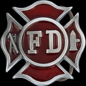 以下が含まれることがあります： 赤色のマルタ十字のデザインが施された、銀色の金属製ベルトバックル。中央には銀色の文字「FD」があり、右側には消火栓のシンボル、左側には文字「A」があります。バックルはつや消し金属仕上げです。