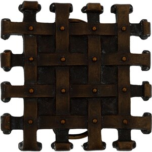 Könnte beinhalten: Quadratische Metallschnalle in Bronzefarbe mit gewebtem Design. Die Schnalle hat eine Reihe sich kreuzender Riemen, die mit kleinen, runden Nieten befestigt sind. Die Kanten der Schnalle haben ein dekoratives, gerolltes Design.