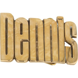Nueva etiqueta de nombre de latón Dennis Denis Denzel Denny de los años 70 con hebilla de cinturón vintage con letras de burbuja estilo hippie retro Hola mi Is