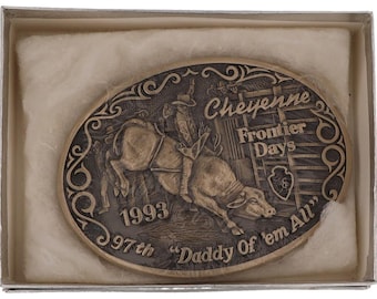 New Brass Cheyenne Frontier Days 93 Rodeo Bull Rider Nos Vintage Belt Buckle 97Th Daddy Em All Wild West Western Trophy Wyoming Western