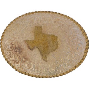 Peut inclure: Boucle de ceinture ovale argentée avec un contour doré du Texas au centre. La boucle présente un motif orné et tourbillonnant autour de la forme du Texas et une bordure en forme de corde. Un accessoire de style western classique.