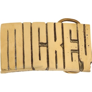 Nueva etiqueta de nombre de Mickey Mick Mickie de latón de los años 70 con hebilla de cinturón vintage estilo hippie hippie estilo retro con letras de burbuja y barra "Hola, mi amor"