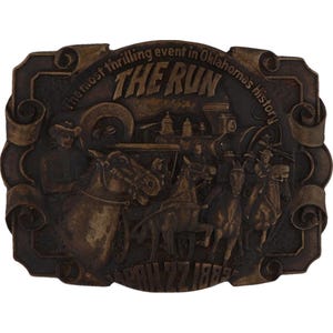 Hebilla de cinturón vintage de latón de Oklahoma Land Run Centennial Frontier Pioneer de los años 80 con barra de letras de burbuja retro hippie de Hello My Is