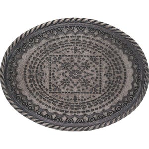 Peut inclure: Plateau décoratif ovale avec un motif floral et géométrique détaillé dans des tons de gris. Le bord du plateau présente une bordure en forme de corde. Le design complexe rappelle la dentelle ou le filigrane, ajoutant une touche d'élégance.