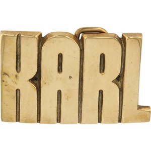 Nueva etiqueta de nombre de latón Karl Carl Karlo, hebilla de cinturón vintage de los años 70 con letras de burbuja estilo hippie retro, barra con texto "Hola, mi hijo"