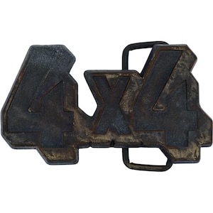 Puede incluir: Hebilla de cinturón de metal envejecido con el texto "4X4" en una fuente industrial y robusta. La hebilla tiene un aspecto oscuro y desgastado con toques dorados y marrones, lo que sugiere una estética vintage o rústica. Diseñada para ser usada con un cinturón.