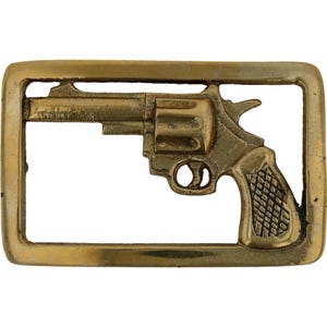Op de afbeelding: Een rechthoekige messing riemgesp met een gedetailleerd revolverontwerp. Het pistool is horizontaal in het frame geplaatst, met ingewikkelde details op de handgreep en loop. De gesp heeft een vintage, antieke uitstraling.