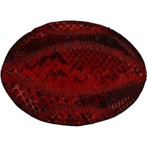 Könnte beinhalten: Ein roter und schwarzer Leder-Rugbyball mit einem strukturierten Schlangenhautmuster. Der Ball hat weiße Nähte und eine klassische ovale Form. Das Farbschema ist hauptsächlich rot mit schwarzen Akzenten.