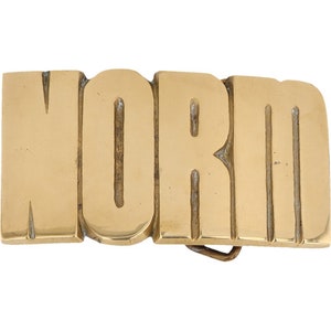 Etiqueta de nombre normal de latón nuevo Norm Norman Normie de los años 70 con hebilla de cinturón vintage estilo hippie hippie retro con letras de burbuja y barra "Hola, mi hijo"