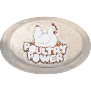 Puede incluir: Hebilla de cinturón ovalada de metal con una ilustración de un pollo blanco y las palabras "Poultry Power" en letras blancas y naranjas. El pollo tiene una cresta y barbillas rojas.