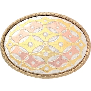 Può includere: Fibbia per cintura ovale con bordo dorato a forma di corda. Il centro presenta un motivo geometrico in argento, oro e rosa. Piccoli disegni a forma di stella sono sparsi nel motivo.