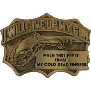 Puede incluir: Hebilla de cinturón de color bronce con el texto "I WILL GIVE UP MY GUN" y "WHEN THEY PRY IT FROM MY COLD DEAD FINGERS." La hebilla presenta una imagen detallada de una mano esquelética sosteniendo una pistola.