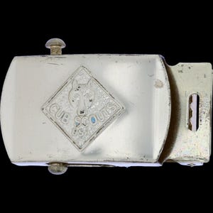 Może przedstawiać: Biały ceramiczny kubek z czarnym uchwytem i napisem "But First, Coffee" czarną, pogrubioną czcionką. Kubek stoi na białej powierzchni. Kubek jest prawdopodobnie przeznaczony do gorących napojów.