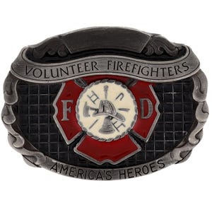 Könnte beinhalten: Eine silberfarbene Gürtelschnalle mit den eingravierten Worten "VOLUNTEER FIREFIGHTERS" und "AMERICA'S HEROES". Die Schnalle zeigt ein rot-schwarzes Design mit den Buchstaben "F" und "D" auf beiden Seiten eines Feuerwehrhelm- und Axt-Emblems.