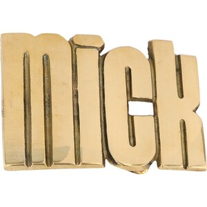 Nueva etiqueta de nombre de latón Mick Mickey Mickie de los años 70 con hebilla de cinturón vintage estilo hippie hippie retro con barra de letras de burbuja Hola mi amor
