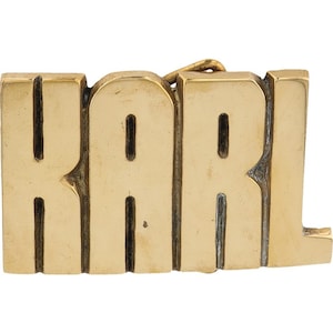 Nueva etiqueta de nombre Karl Karlton Karlson de latón de los años 70 con hebilla de cinturón vintage con letras de burbuja estilo hippie retro "Hola, mi amor"