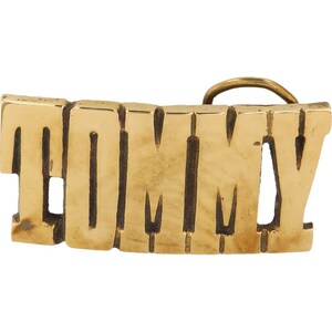 Etiqueta de nombre de latón nuevo Tommy Tom Thomas Thom, hebilla de cinturón vintage de los años 70, estilo hippie, estilo retro, con letras de burbuja, estilo "Hola a todos"