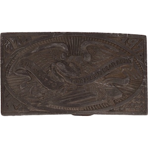 Puede incluir: Una hebilla de cinturón de metal vintage con un diseño de águila y el texto "The Right to Keep and Bear Arms".