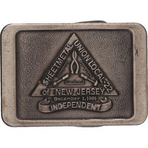 Puede incluir: Hebilla de cinturón rectangular plateada con el texto "SHEETMETAL UNION LOCAL-22 OF NEW JERSEY" e "INDEPENDENT" en una pancarta. La hebilla presenta un triángulo con herramientas y la fecha "December 1, 1981".