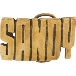 Etiqueta de nombre Sandy Sandra Sandie de latón nuevo, hebilla de cinturón vintage de los años 70, estilo hippie, estilo retro, con letras de burbuja y barra "Hola, mi amor".