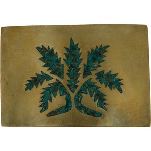 Könnte beinhalten: Rechteckige Messing-Gürtelschnalle mit einem türkisfarbenen Baumdesign. Der Baum ist mittig auf der Schnalle platziert und hat ein detailliertes, stilisiertes Aussehen. Das Messing hat einen leicht gealterten, Vintage-Look.