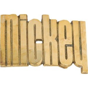 Nueva etiqueta de nombre de Mickey Mick Mickie de latón de los años 70 con hebilla de cinturón vintage estilo hippie hippie estilo retro con letras de burbuja y barra "Hola, mi amor"