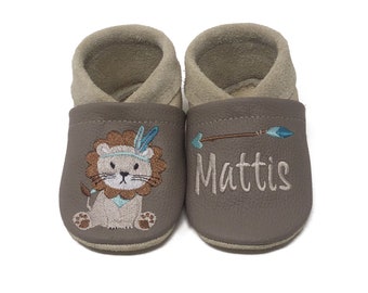 Personalized crawling shoes, leather slippers embroidered with name and lion motif, birth gift, first walker shoes, baby slippers, christening gift