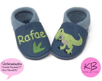 Krabbelschuhe personalisiert, Lederpuschen mit Namen und Motiv Dino bestickt, Geschenk zur Geburt, Kindergartenschuhe, Babypuschen,Babyparty
