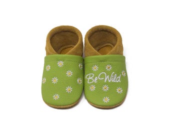 Personalized leather baby shoes, crawling shoes with name and daisy motif, genuine leather first walking shoes, christening gift, eco-friendly baby shoes