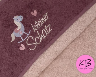 Kapuzenhandtuch mit Namen und Motiv Schaukelpferd, Baby Badehandtuch, Geschenk zur Taufe, Geschenk zur Geburt, Babyzubehör