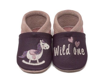 Personalized crawling shoes, leather slippers with name and rocking horse motif, kindergarten shoes, christening gift, baby slippers, walker