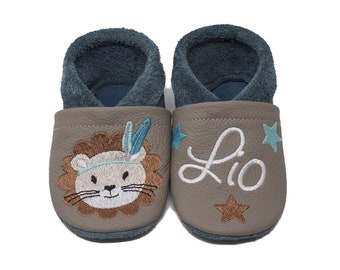 Krabbelschuhe mit Name,Lederpuschen mit Namen und Motiv Löwe bestickt, Krabbelpuschen personalisiert, Kindergartenschuhe, Geschenk zur Taufe