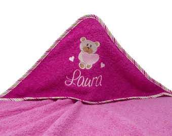 Könnte beinhalten: Rosa Kapuzenhandtuch mit einem weißen gestickten Teddybär, der ein rosa Herz hält, und dem Namen "Laura" darunter gestickt.