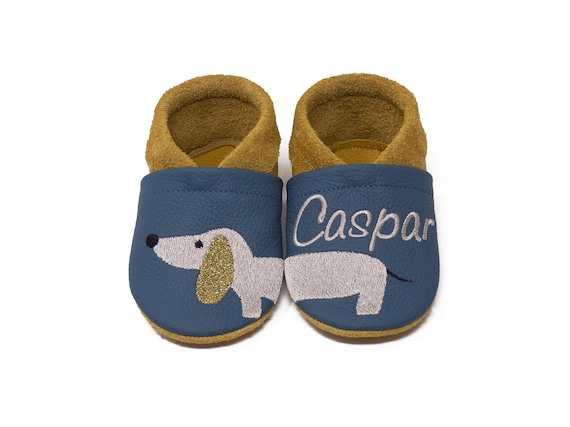 Krabbelschuhe personalisiert, Lederpuschen mit Namen und Motiv Welpe Hund bestickt, Echtleder, Geschenk zur Taufe, Lauflernschuhe