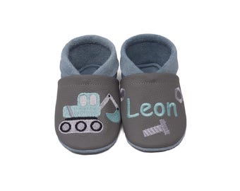 Personalized crawling shoes, eco-leather slippers embroidered with name and excavator motif, gift for birth, baby slippers, slippers, first walker shoes