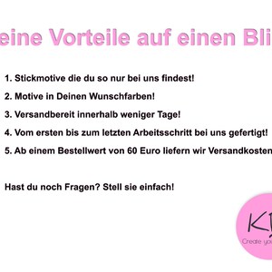 Pode incluir: Texto rosa e branco sobre um fundo branco que lista os benef&iacute;cios de encomendar capas personalizadas. O texto diz: "Deine Vorteile auf einen Blick: 1. Stickmotive die du so nur bei uns findest! 2. Motive in Deinen Wunschfarben! 3. Versandbereit innerhalb weniger Tage! 4. Vom ersten bis zum letzten Arbeitsschritt bei uns gefertigt! 5. Ab einem Bestellwert von 60 Euro liefern wir Versandkosten frei! Hast du noch Fragen? Stell sie einfach!" Um c&iacute;rculo rosa com as letras "KB" em preto e o texto "Create your Cover" em preto est&aacute; no canto inferior direito.