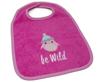 Organic cotton bib with snap fastener, embroidered name and penguin motif, small gift for a newborn.