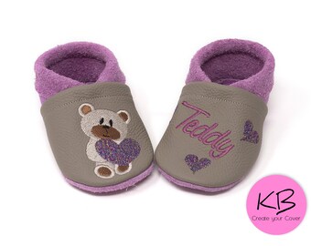Krabbelschuhe personalisiert, Lederpuschen mit Namen und Motiv Teddy, Geschenk zur Geburt, Kindergartenschuhe, Lauflernschuhe, Babypuschen