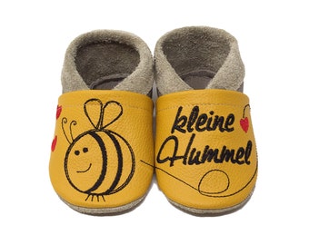 Krabbelschuhe Lederpuschen mit Namen und Motiv Hummel bestickt Echtleder