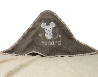 Könnte beinhalten: Ein braunes Kapuzenhandtuch mit einer weißen Maus, die darauf gestickt ist. Das Handtuch hat einen karierten Rand und der Name "Leonard" ist unter der Maus gestickt.