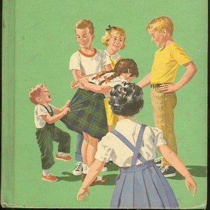 Puede incluir: Portada de libro vintage titulada "FRIENDS OLD AND NEW" con una ilustración de niños jugando. La portada presenta un fondo verde y un grupo de niños con varios atuendos, incluyendo una falda a cuadros y petos.