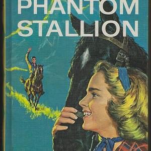 Peut inclure: Illustration de couverture de livre vintage pour "The Phantom Stallion". La couverture présente une femme souriante, un cheval noir et un homme à cheval en arrière-plan. Le titre est en grandes lettres blanches sur fond turquoise.