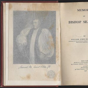 Pode incluir: Um livro aberto com um retrato de um homem em vestes religiosas na página esquerda. A página direita exibe o título "Memórias do Bispo Seabury" e informações do autor. O livro está encadernado em uma capa vermelha escura.