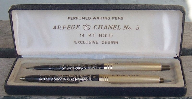 Deux stylo-billes ARPEGE - CHANEL NO. 5 plaqués or, da…