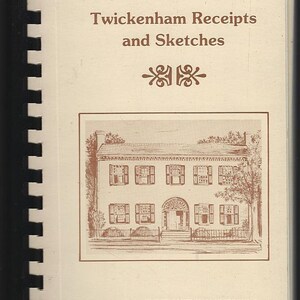 Könnte beinhalten: Spiralgebundener Buchumschlag mit dem Titel "Twickenham Receipts and Sketches" in brauner Schrift. Der Umschlag zeigt eine Zeichnung eines historischen Gebäudes und wird von der Twickenham Historical Preservation District Association, Inc. herausgegeben.